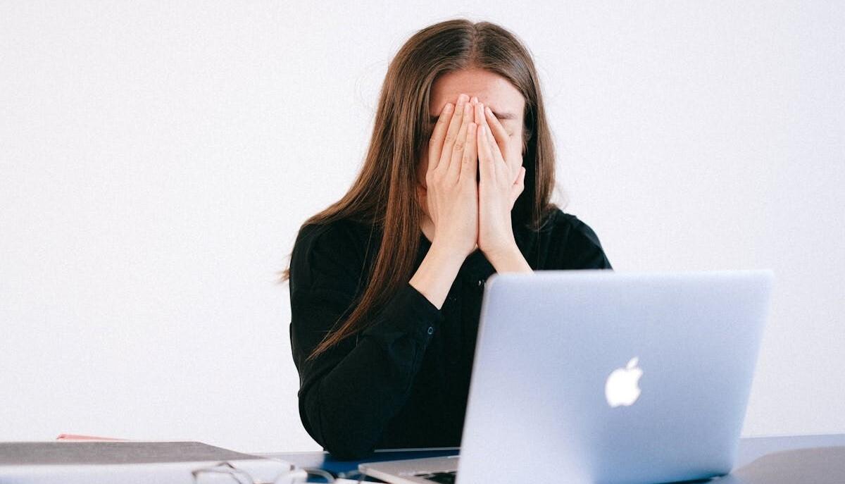 Studentessa disperata mentre si prepara all'esame orale di Maturità