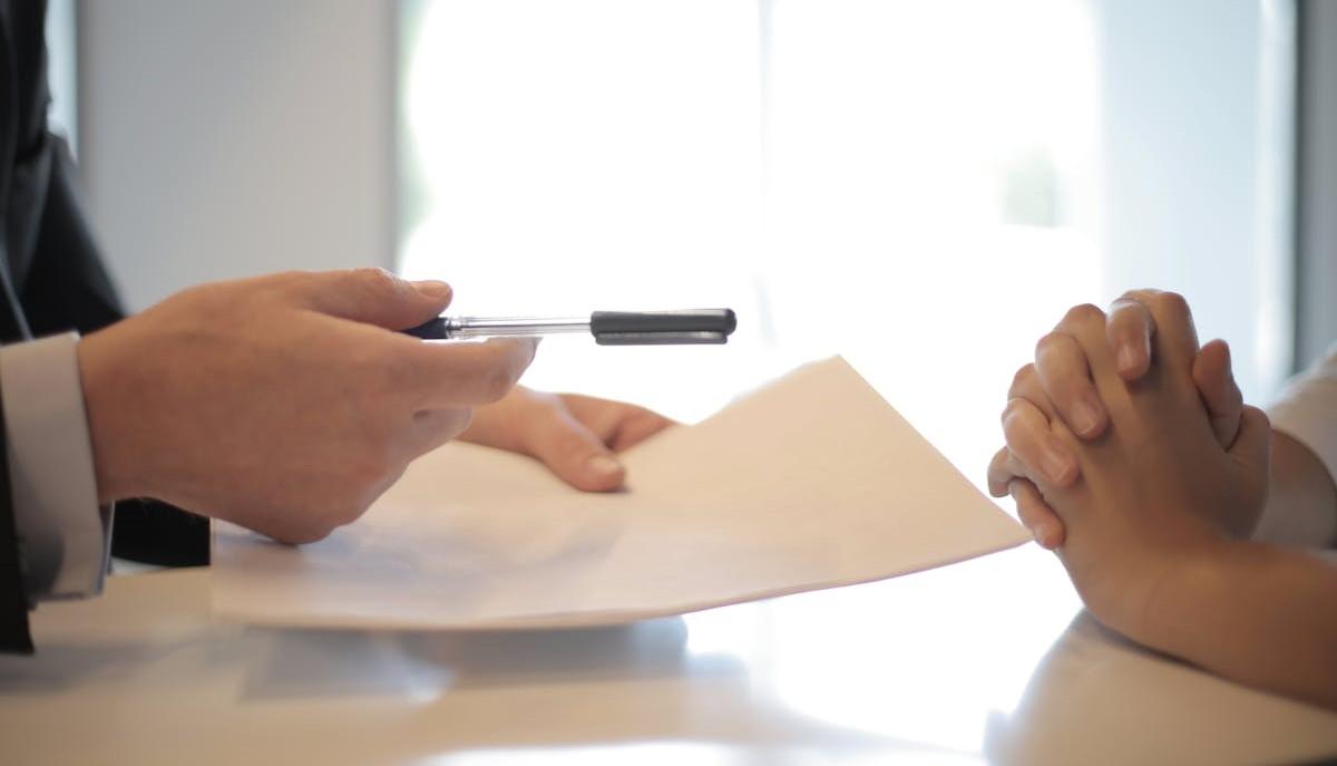 Studente sta per firmare all'esame orale di Maturità