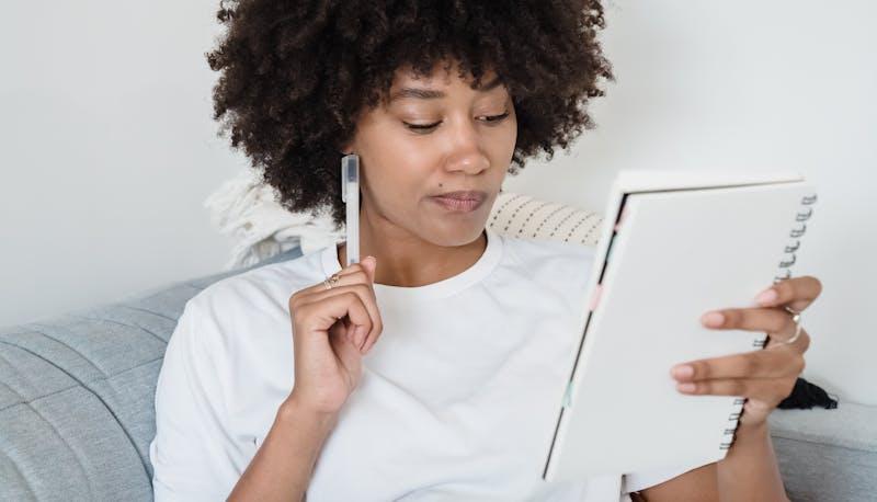 Studentessa che si prepara alla prima prova di Maturità 2024