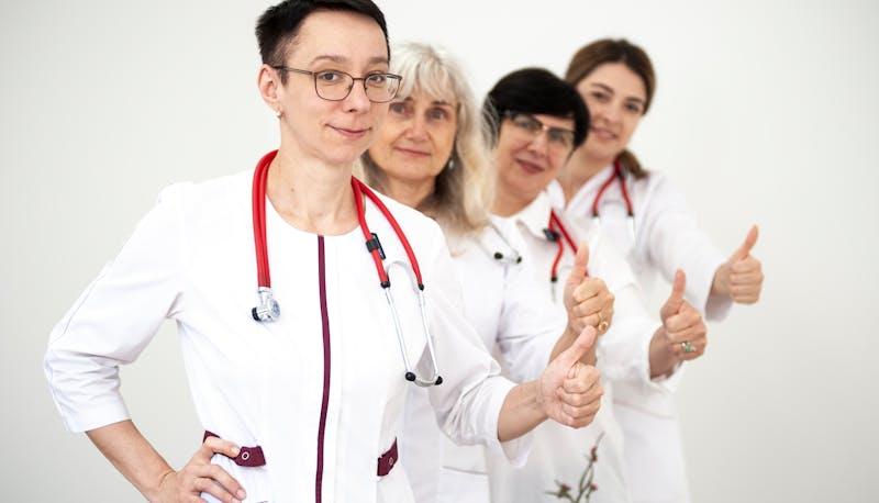Medici in fila che si chiedono quale sia il punteggio minimo per Medicina 2024