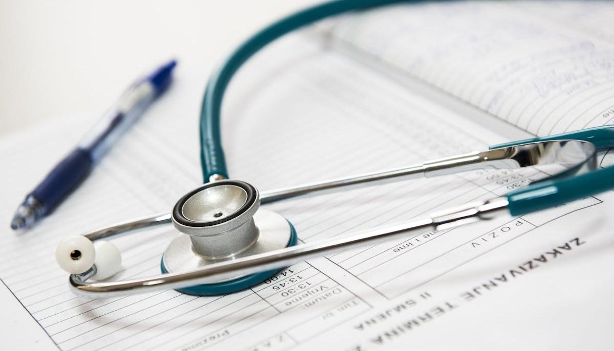 Stetoscopio sopra cartella clinica, simboli del test di Medicina 2024