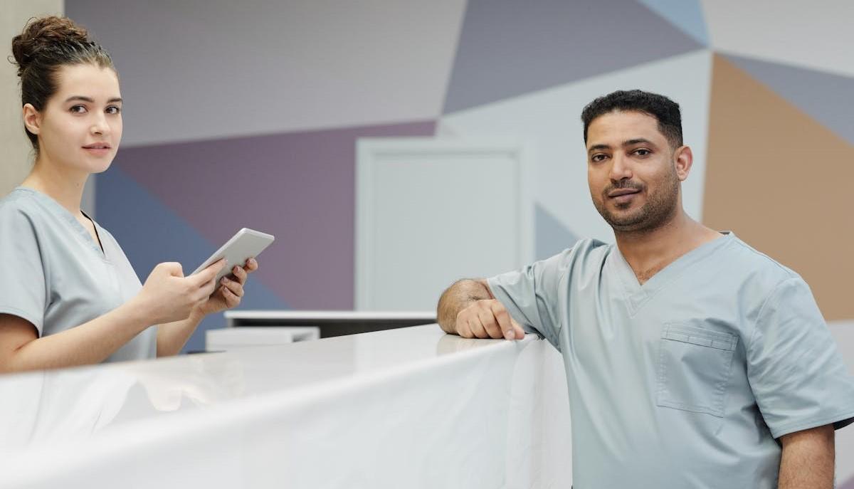 Infermieri che guardano in camera: quando è il test di Professioni Sanitarie 2024?