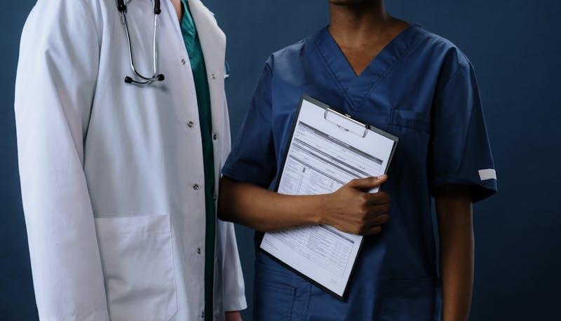 Due dottori che hanno passato il test di Medicina con il punteggio massimo