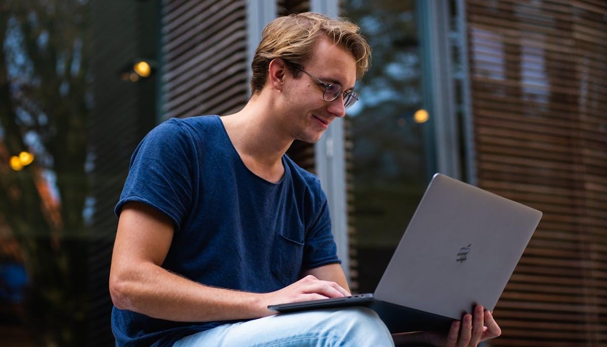 Studente guarda al computer il suo voto di Maturità