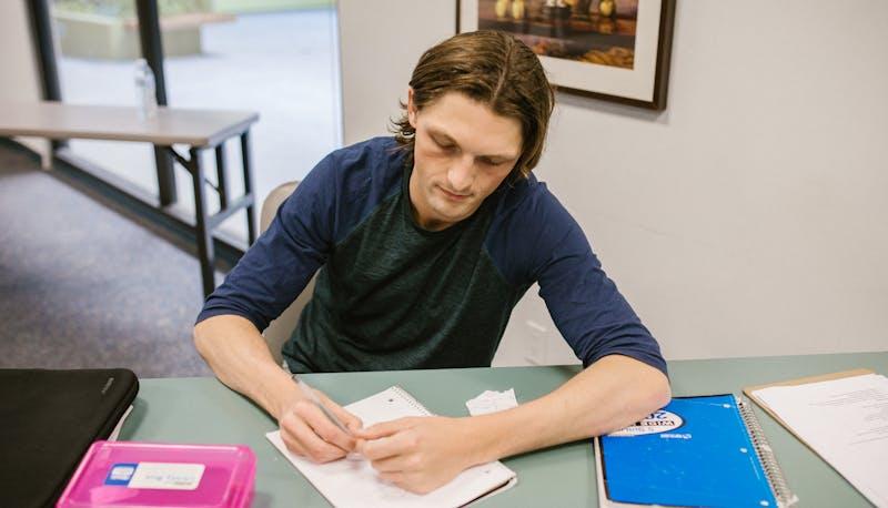 ragazzo svolge la seconda prova di Matematica