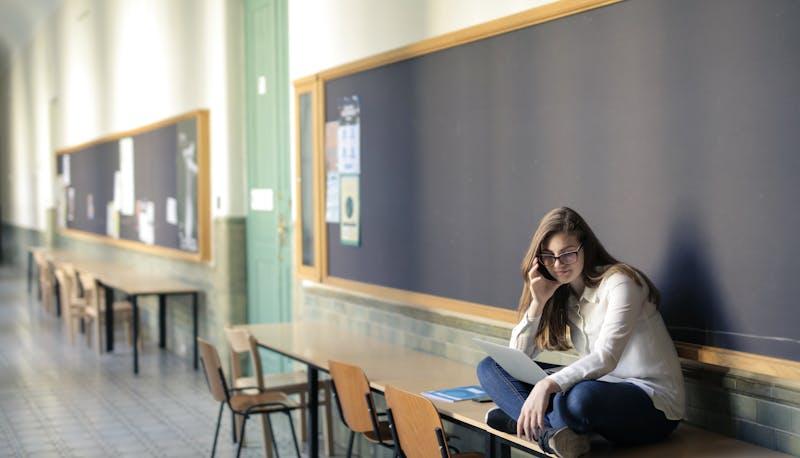 Ragazza che si prepara per la seconda prova di maturità