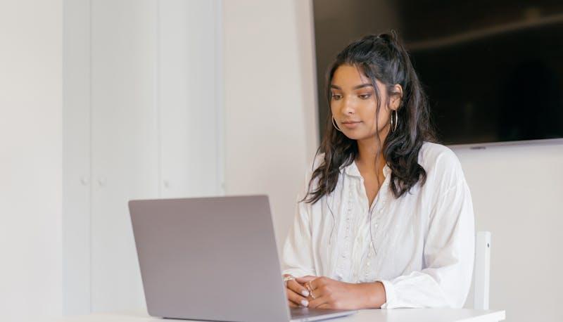 Studentessa che si informa su come prendere 100 alla Maturità