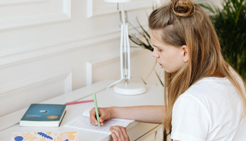 Studentessa studia per ottenere 100 alla Maturità