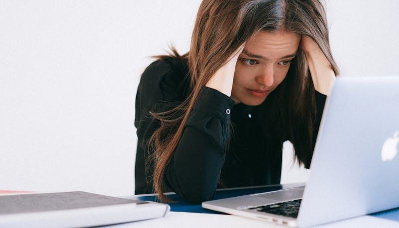 Studentessa che studia per la maturità