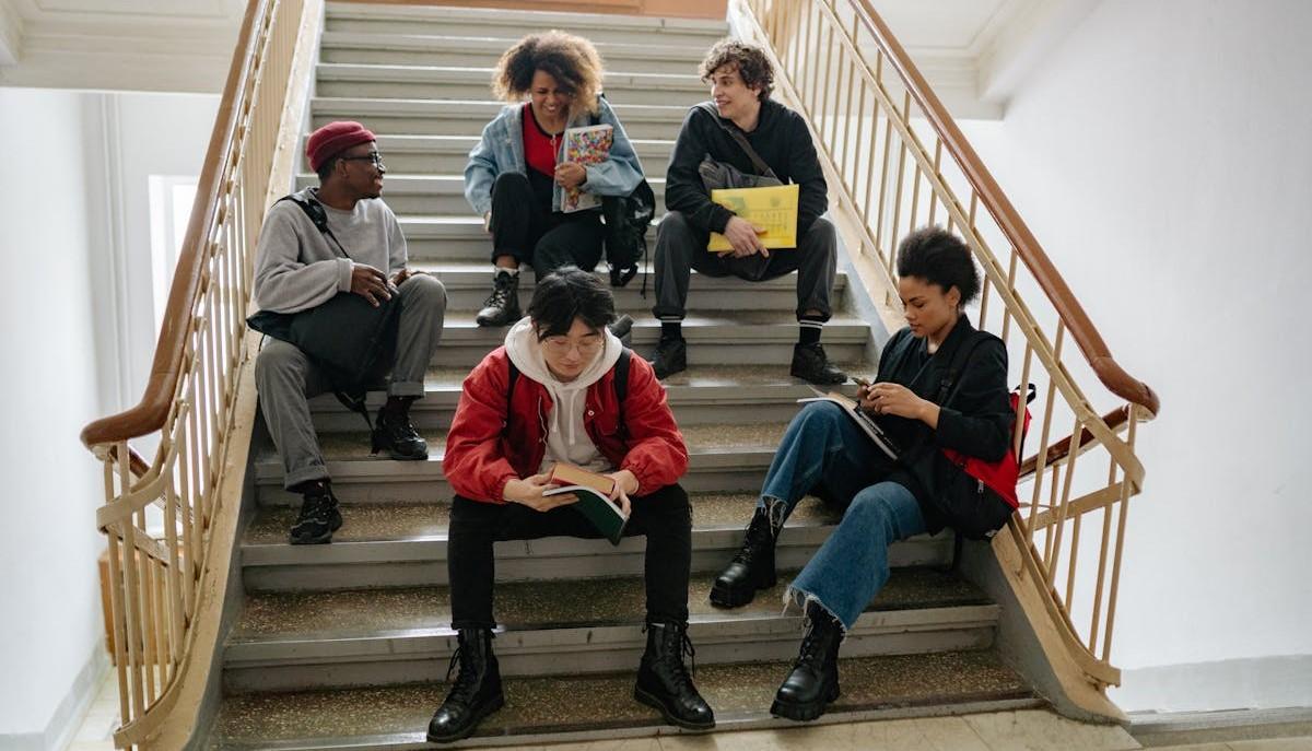Studenti che attendono sulle scale di scuola per ritirare il diploma di Maturità