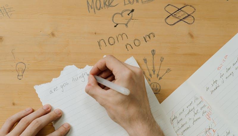 studente scrive durante la seconda prova di Maturità