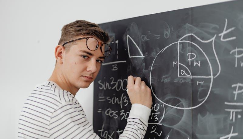 studente che si prepara alla seconda prova di Matematica per la Maturità scientifica