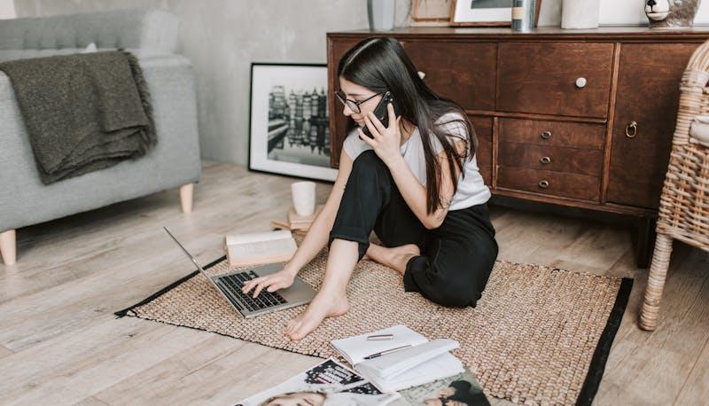Studentessa si prepara per la seconda prova di Maturità