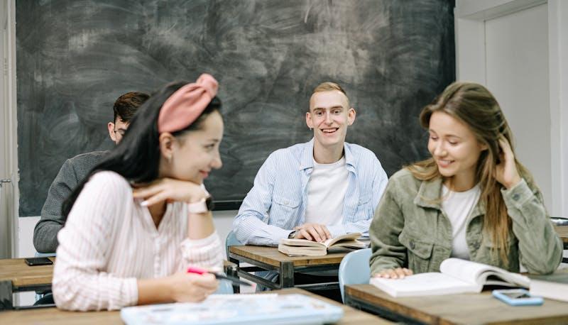 studenti che si confrontano sulle soluzioni della seconda prova di Maturità