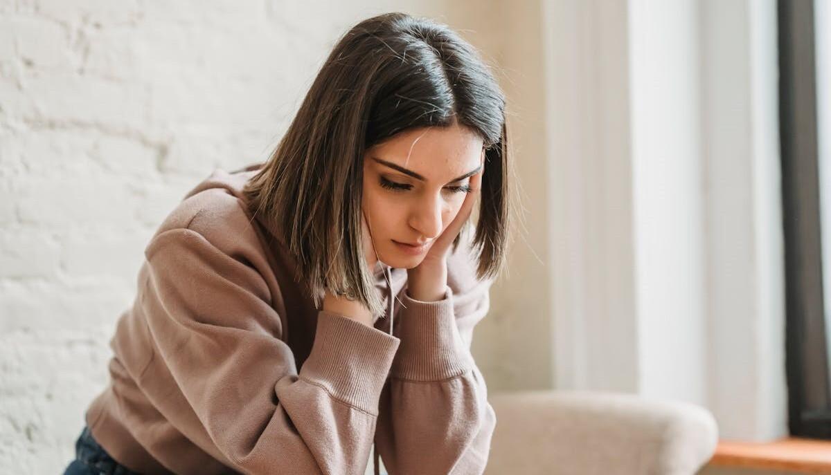 Studentessa fuoricorso con l'ansia per gli esami che ancora le mancano
