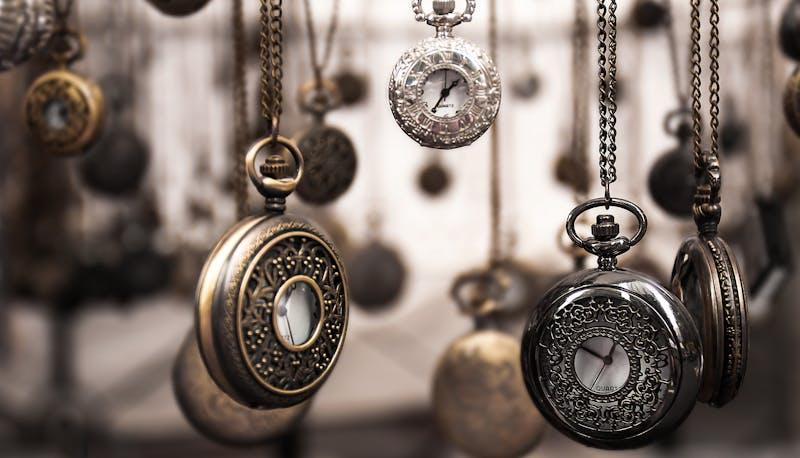 Orologi appesi, simbolo del tempo, tema da collegare all'esame orale di Maturità