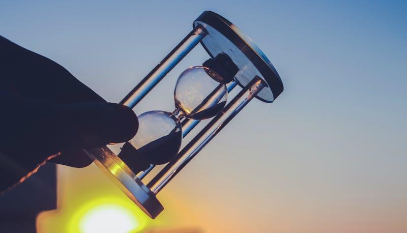 Una clessidra mentre viene rovesciata per segnare lo scorrere del tempo