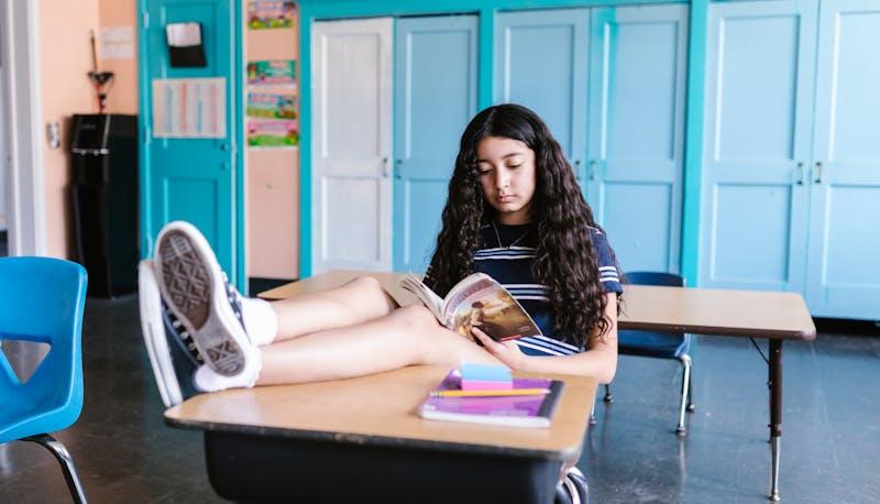 Studentessa in attesa di iniziare il tema di Italiano all'esame di terza media