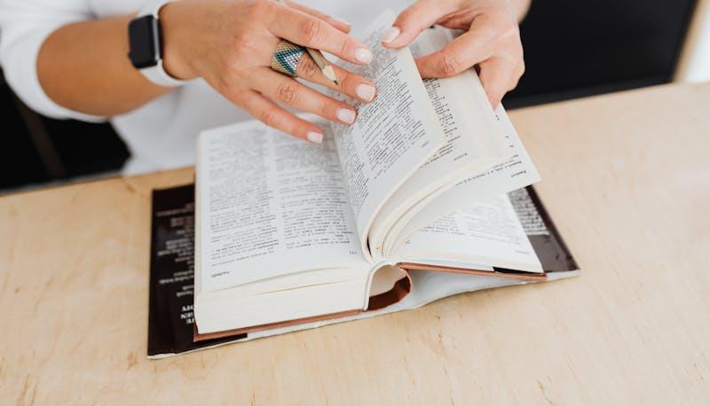 Studentessa consulta vocabolario durante la prima prova di Maturità 2024