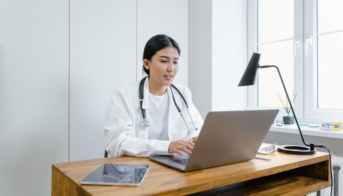 Studentessa di Medicina studia al computer