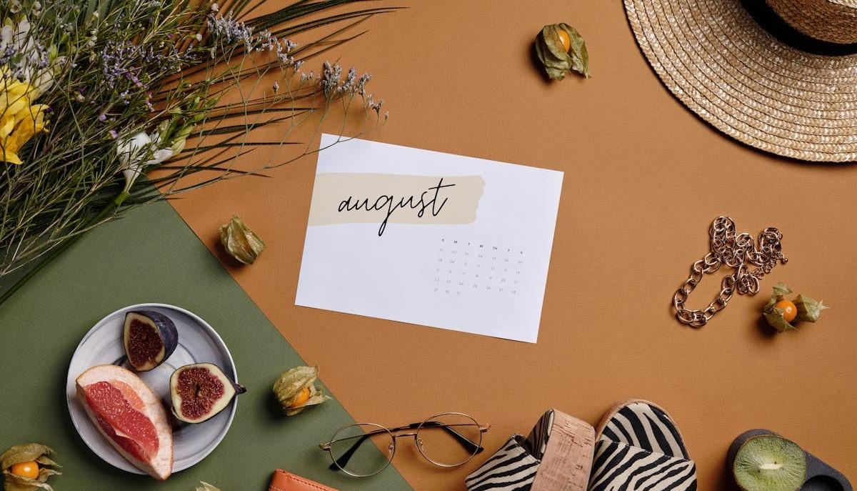Mese di agosto, con gli oggetti che lo rappresentano
