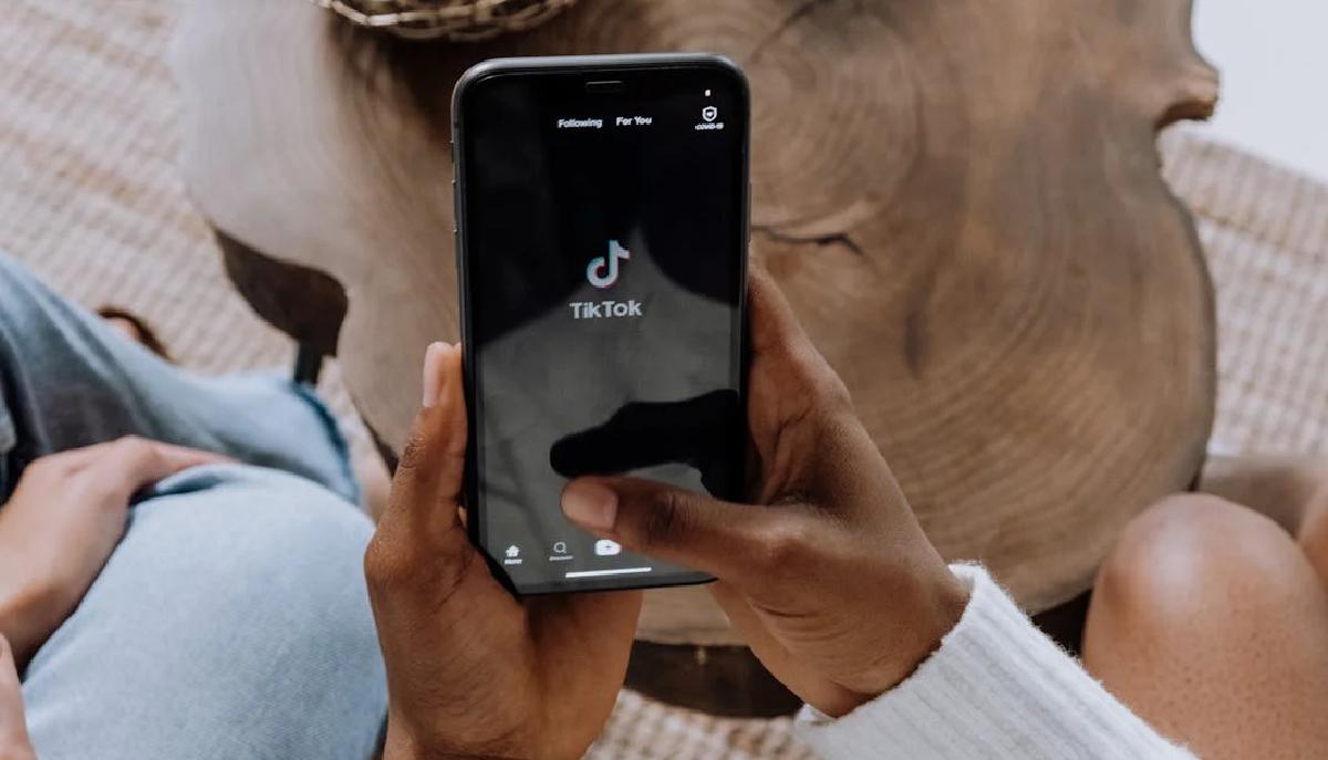 #Bluecollar, cosa significa il trend di TikTok sui lavori manuali