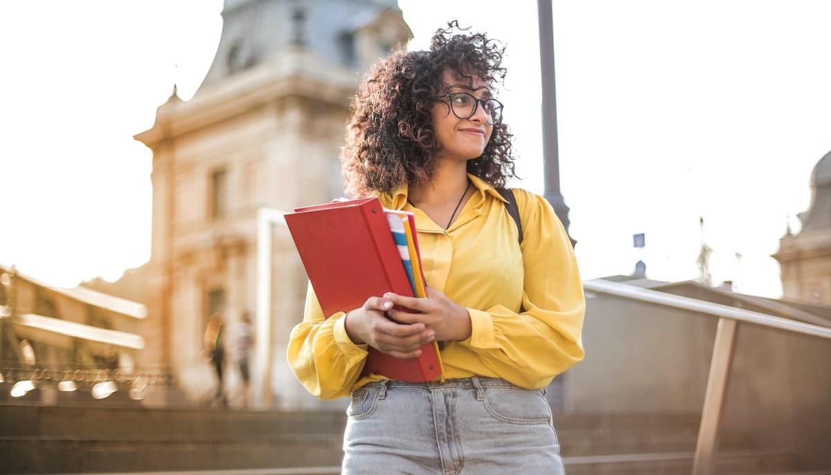 Studentessa si prepara a entrare a scuola a settembre