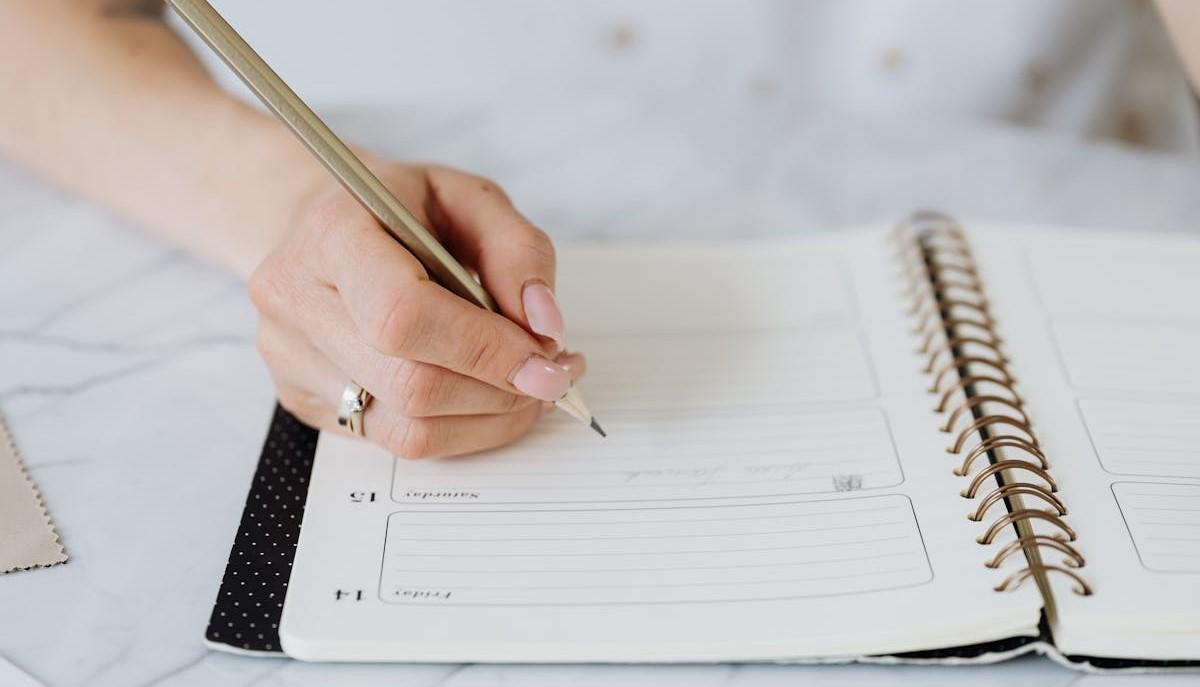 Studentessa si appunta le date del calendario scolastico 2024-2025 per la Valle d'Aosta