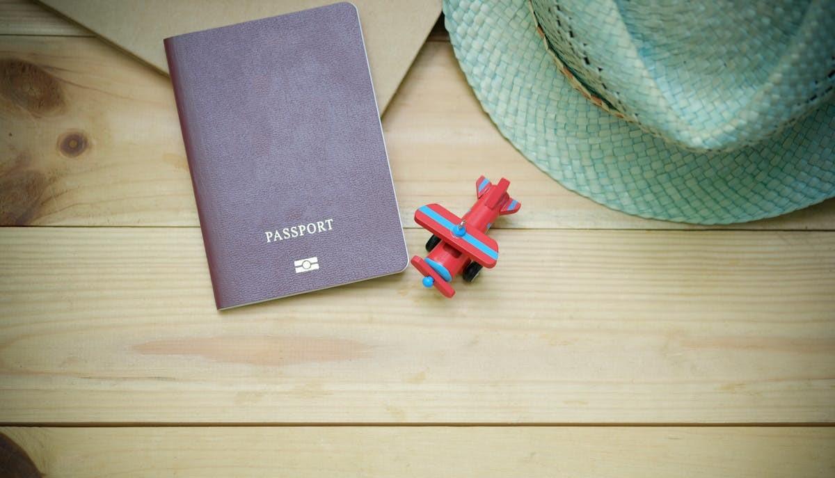 Passaporto e modellino di un aereo