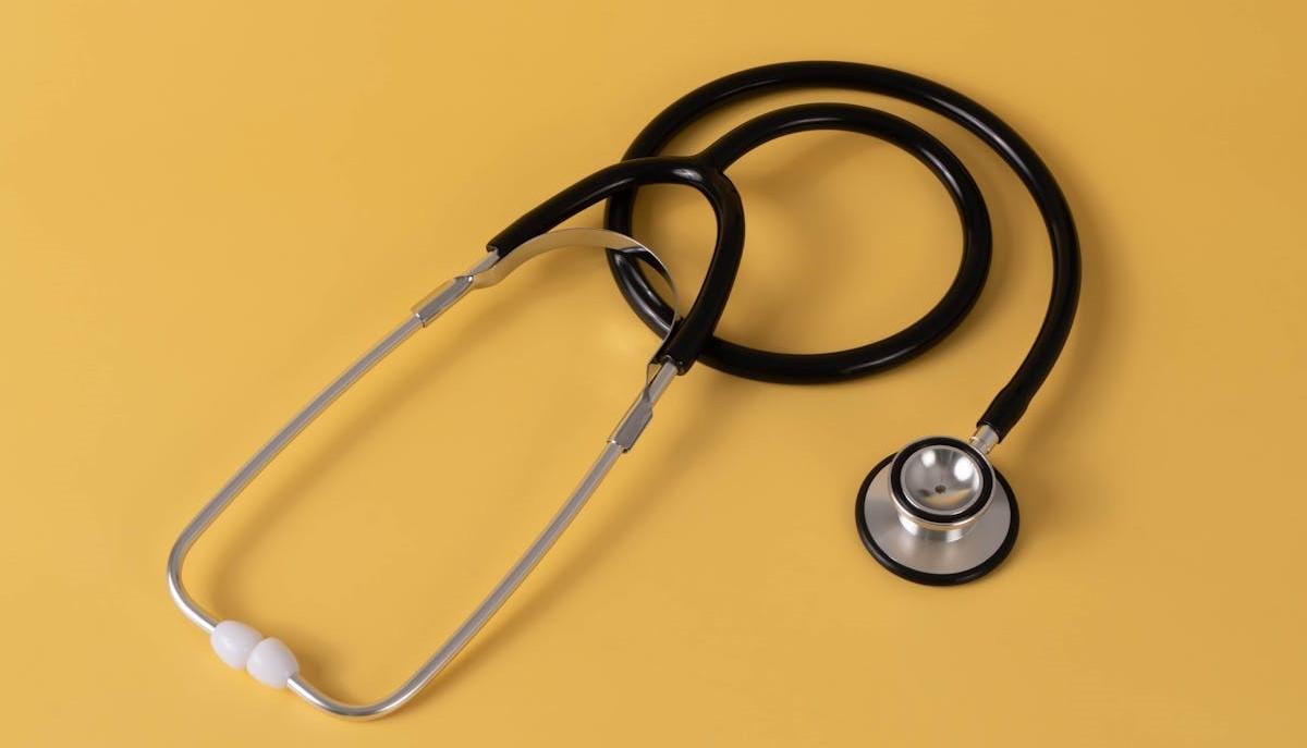 Stetoscopio su sfondo giallo: simbolo del test di Medicina