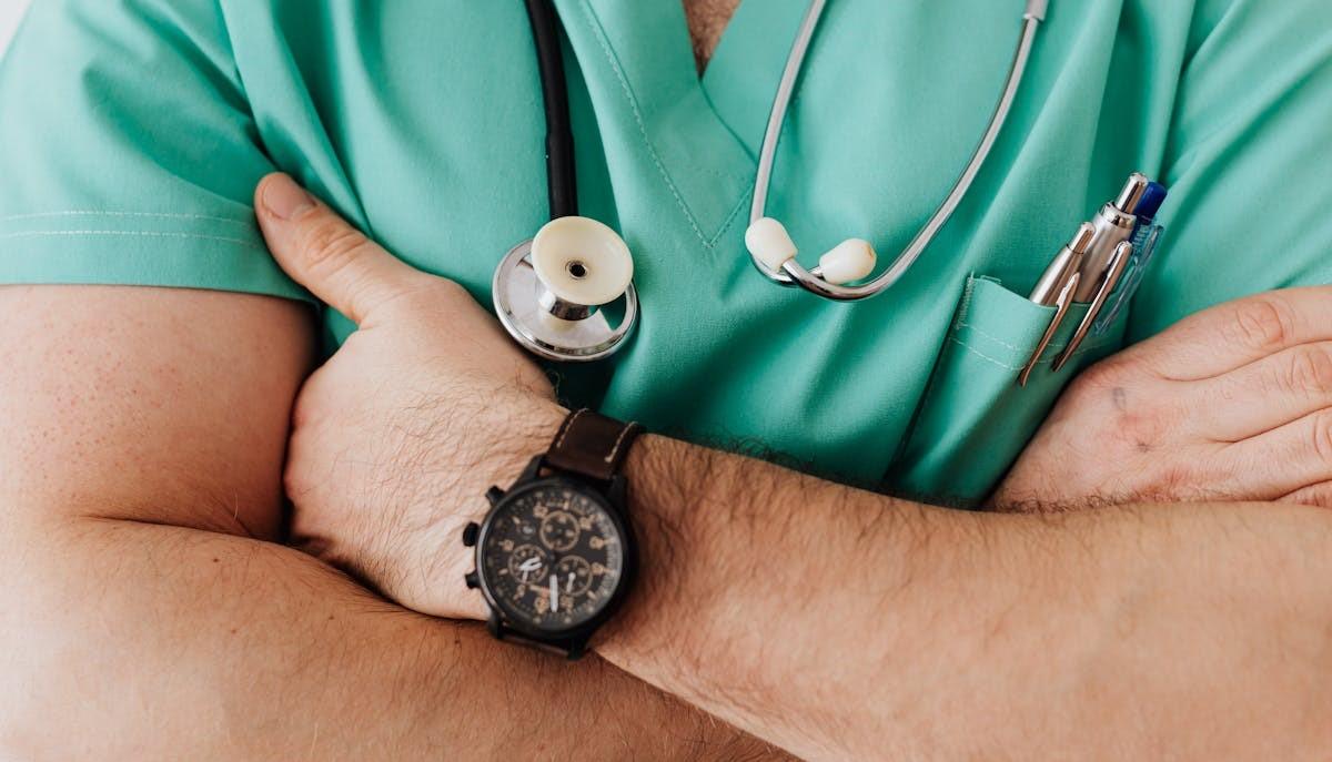 Medico con le braccia incrociate