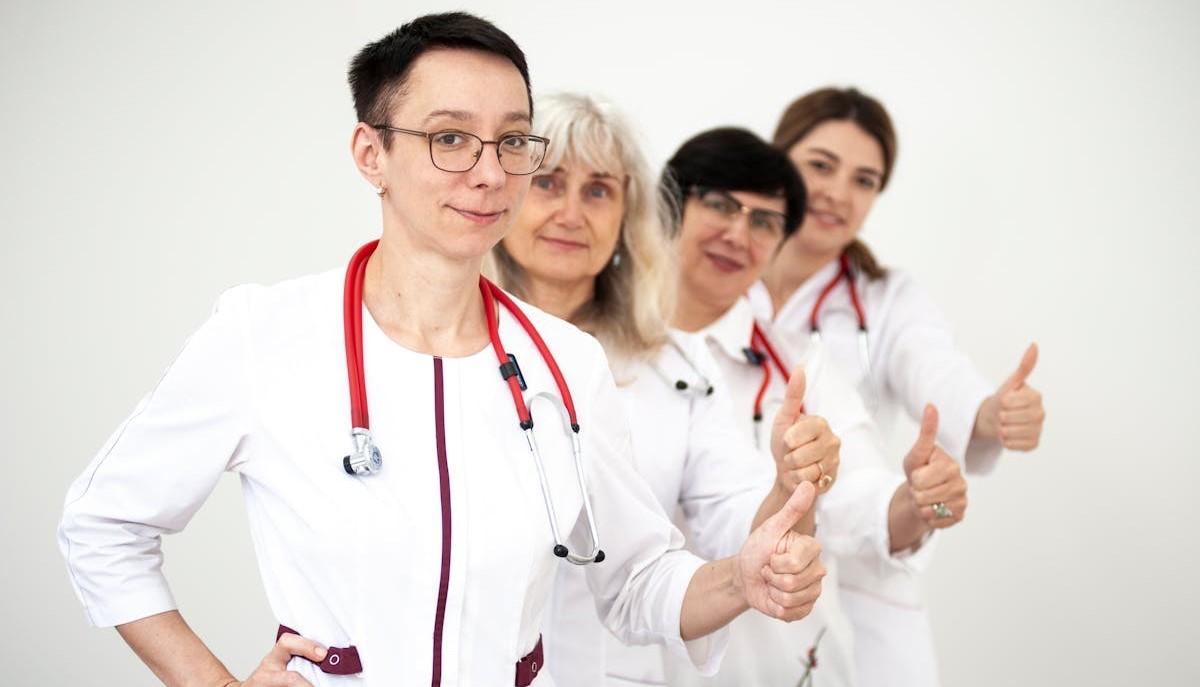 Medici con il pollice in su per incoraggiare chi ha fatto il test di Medicina 2024