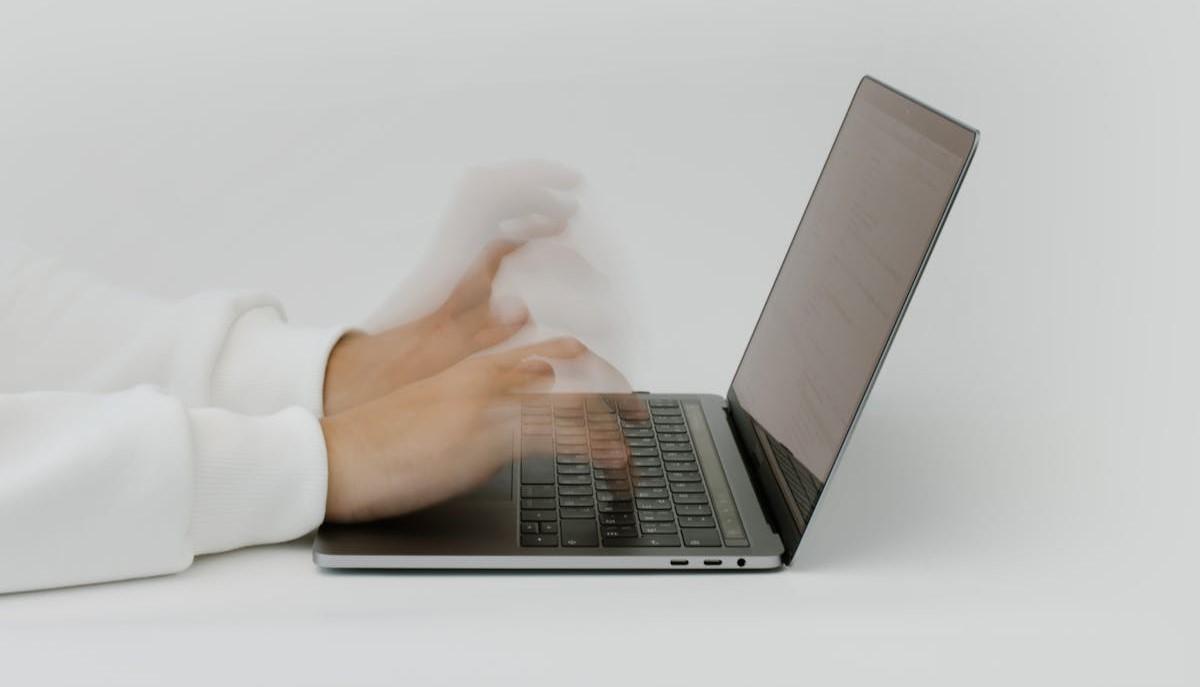 Studente cerca al computer gli argomenti da studiare per il test di Professioni Sanitarie 2024