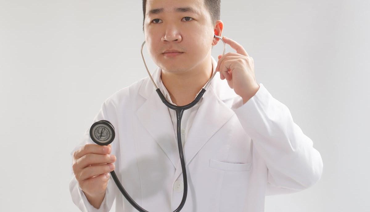 Studente medico con stetoscopio che ha passato il test di Medicina