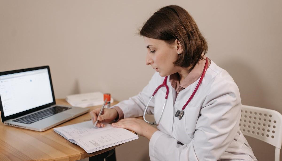 Studentessa cerca al computer i risultati del test di Medicina del 30 luglio 2024