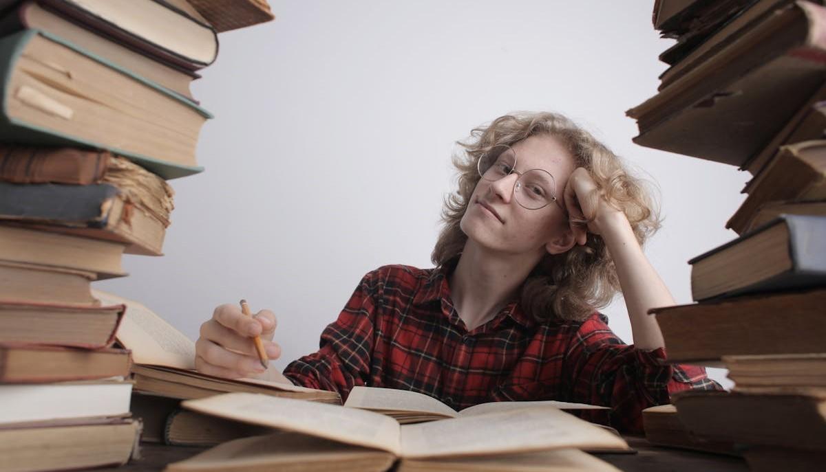 Studente con i suoi libri usati