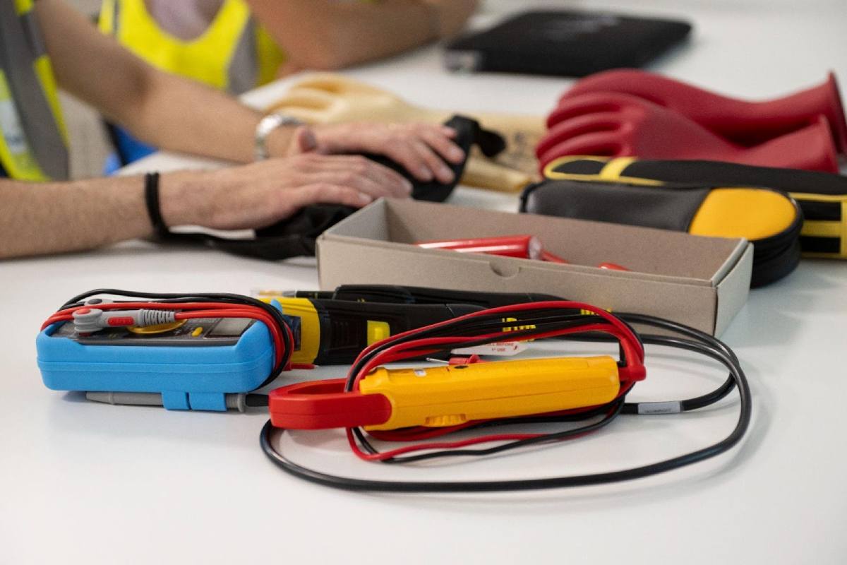 Dopo il diploma diventa un professionista delle reti elettriche in 5 settimane e inizia a lavorare: ecco come articolo