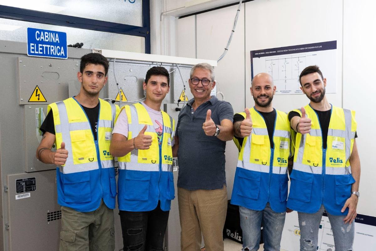 Dopo il diploma diventa un professionista delle reti elettriche in 5 settimane e inizia a lavorare: ecco come articolo