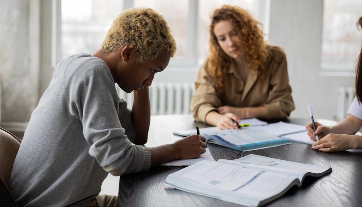 Studenti universitari studiano per scegliere la facoltà giusta