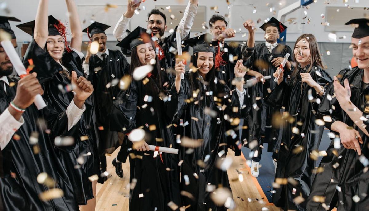 Maturità, corone d’alloro e champagne per i festeggiamenti sui social. Lo psicologo: “Un rito di passaggio divenuto reality show”