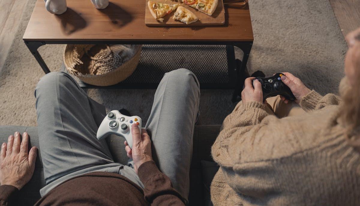 Due signori giocano ai videogiochi