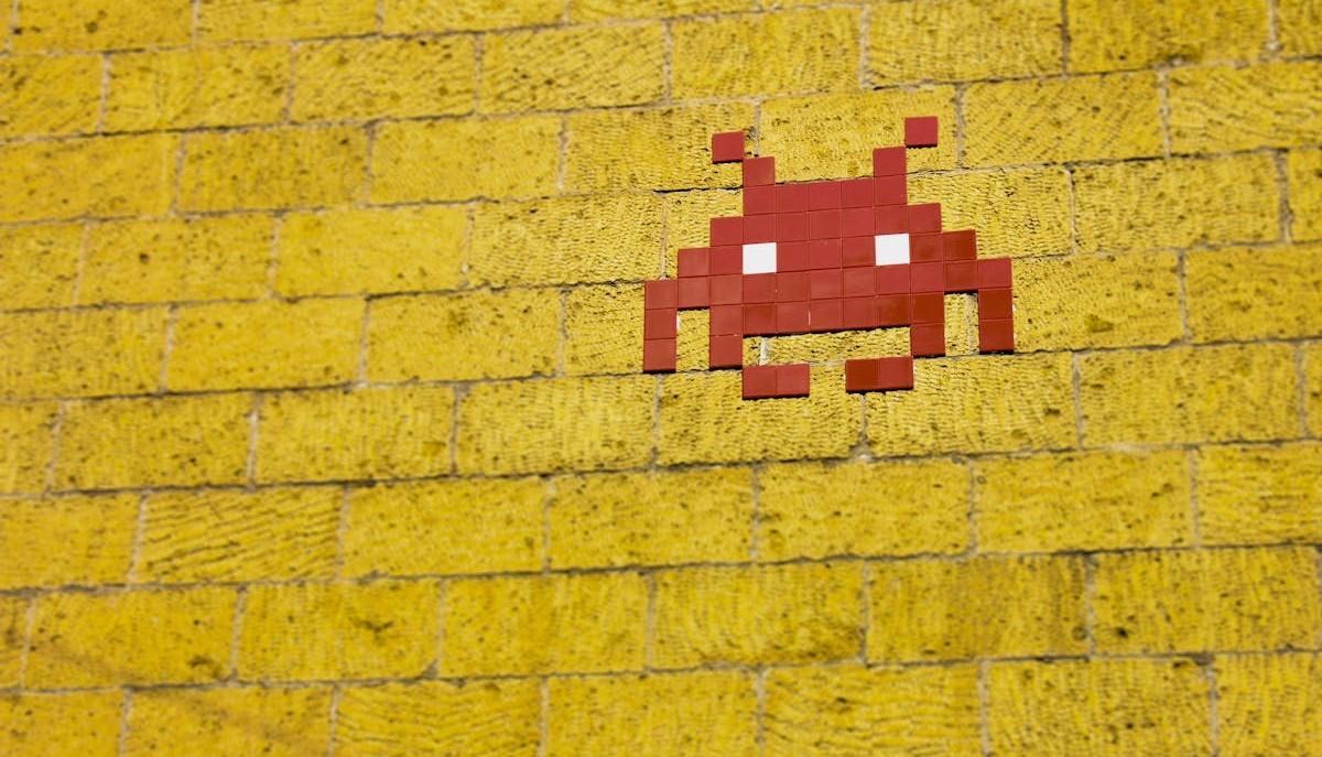 Murale raffigurante l'icona di Space Invaders