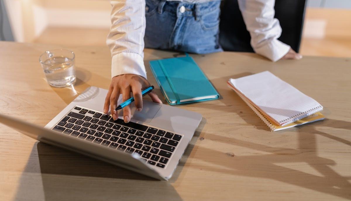 Studentessa cerca al computer la graduatoria di Professioni Sanitarie