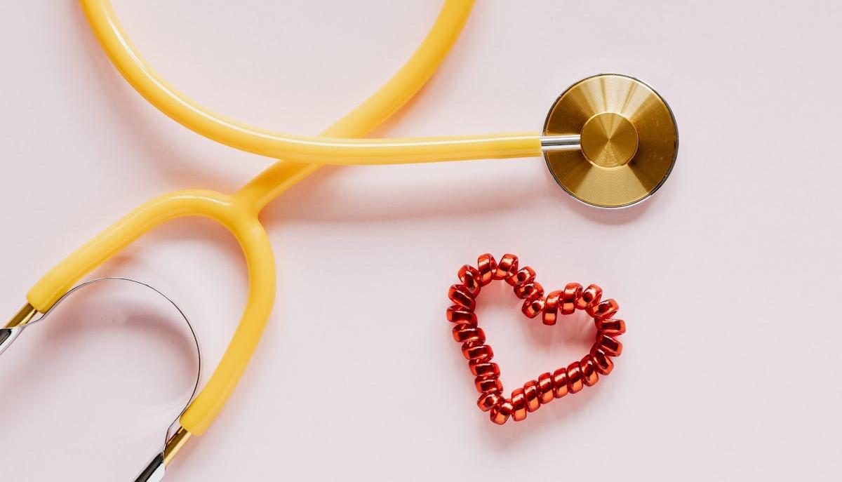 stetoscopio giallo e cuore rosso