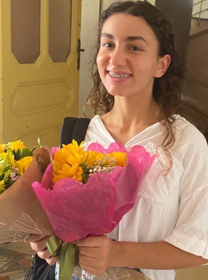 Ilenia, diplomata con 100 e lode a 16 anni: rischiava di ripetere l’anno perché “troppo giovane”. Salvata dall’intervento del Ministro, ora l’aspetta l’università articolo