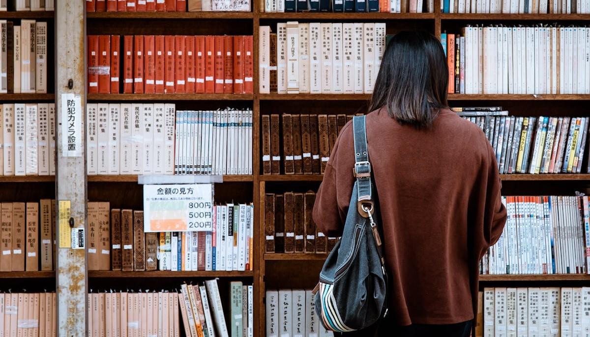 Studentessa cerca i libri scolastici che le servono