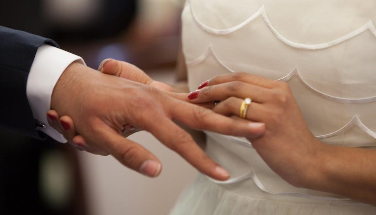 Sposa mette l'anello allo sposo