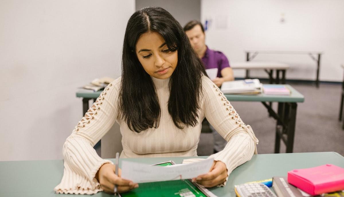 Studentessa riceve il voto dopo un esame universitario