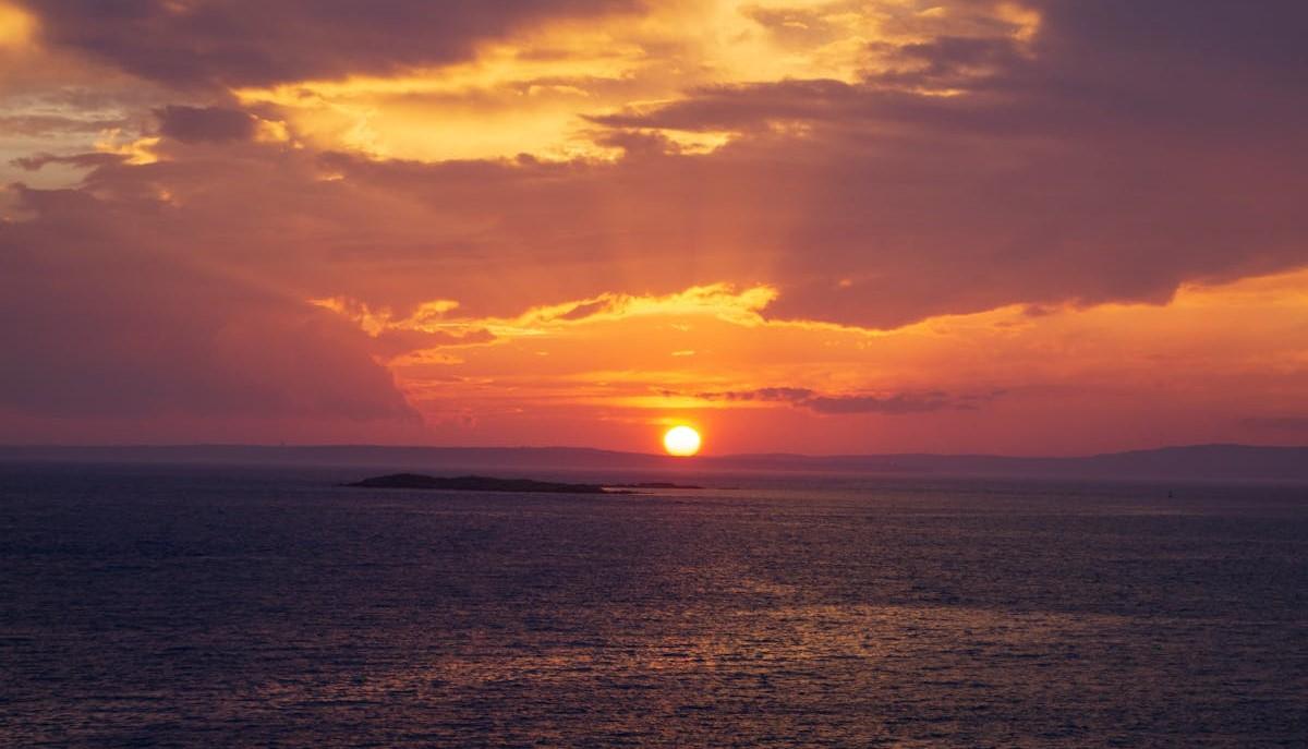 Tramonto del sole sul mare ad agosto