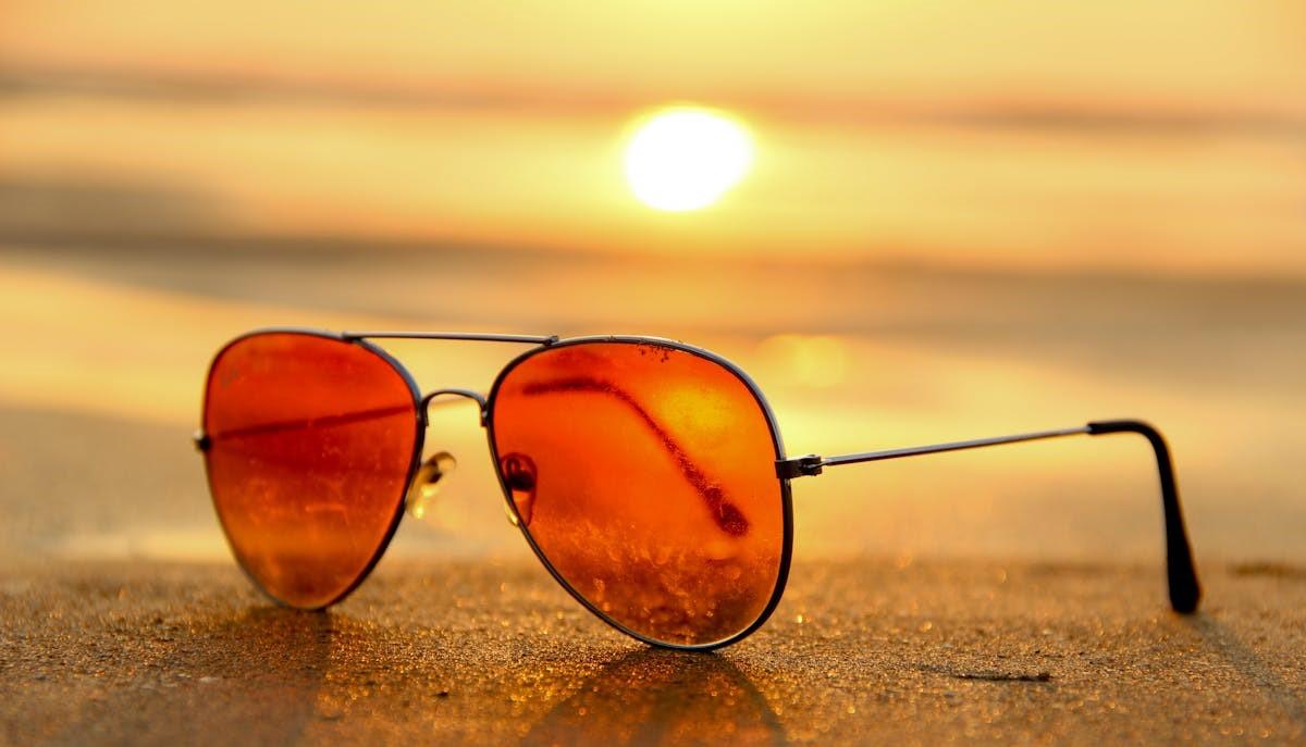 Occhiali da soli sotto il caldo afoso di luglio